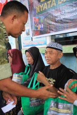 YONIF TP 852/ABY GELAR BAKTI SOSIAL DAN PENYERAHAN BANTUAN SOSIAL BERUPA SEMBAKO SECARA SERENTAK DI DESA BINAAN WILAYAH SEKITAR SATUAN.