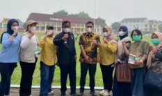 Wali Kota Binjai Amir Hamzah Bersama Plt Kadis Kesehatan Berbagi Masker di Lampu Merah Tanah Lapang Merdeka